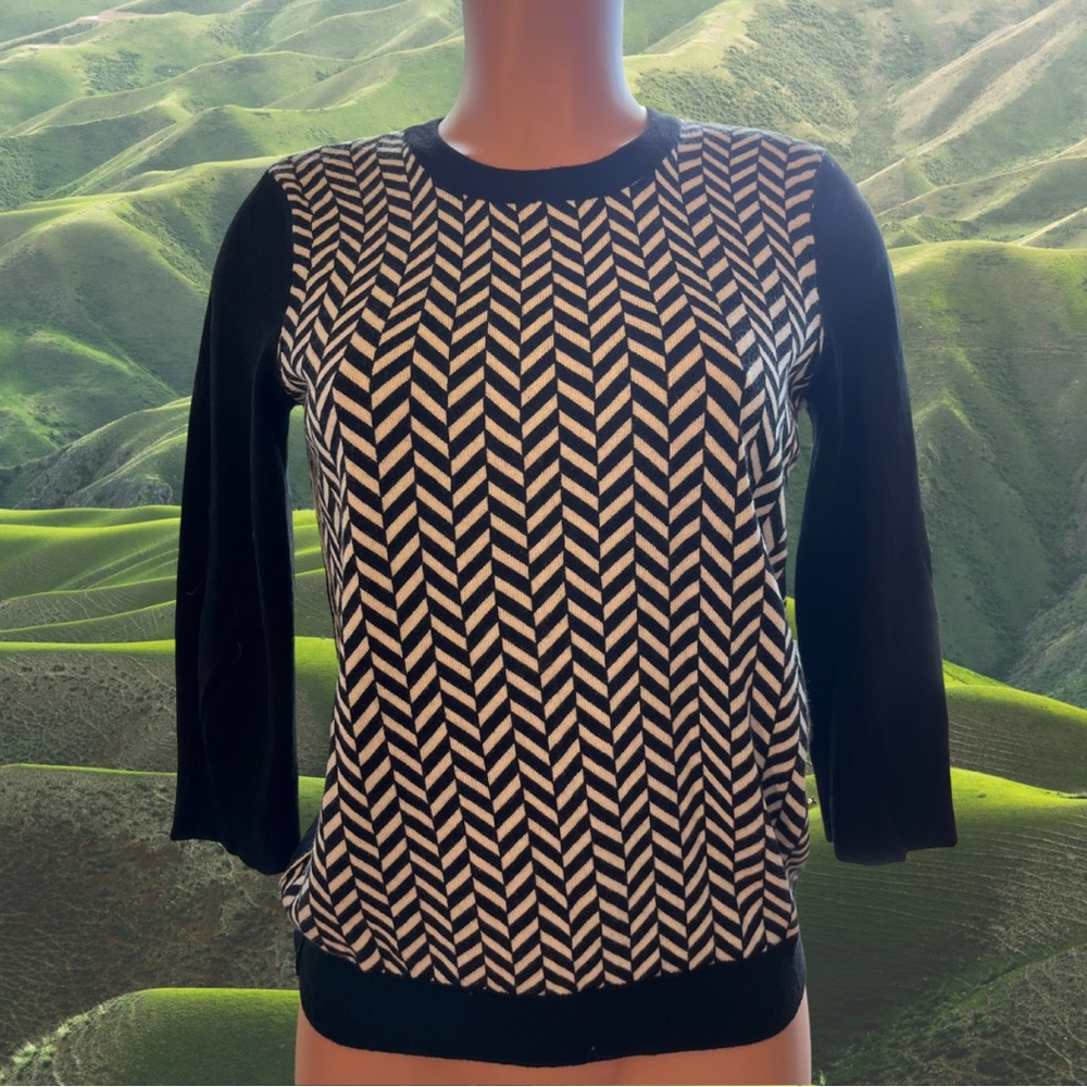 Black and White Geometric Design Jumper☑️
